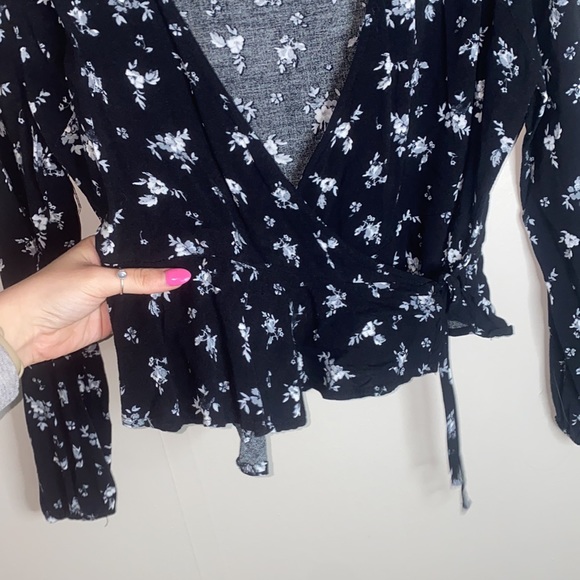 🌟Black floral top with adorable tie in middle! - Picture 4 of 9